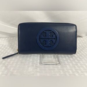 2064: Tory Burch Navy Zip Continental Wallet Logo Medallion